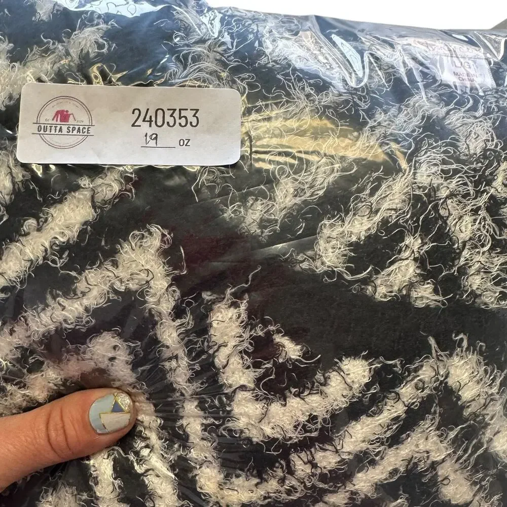 Womens Sweater Size Large Black White Fuzzy Zig Zag Casual Winter Wear